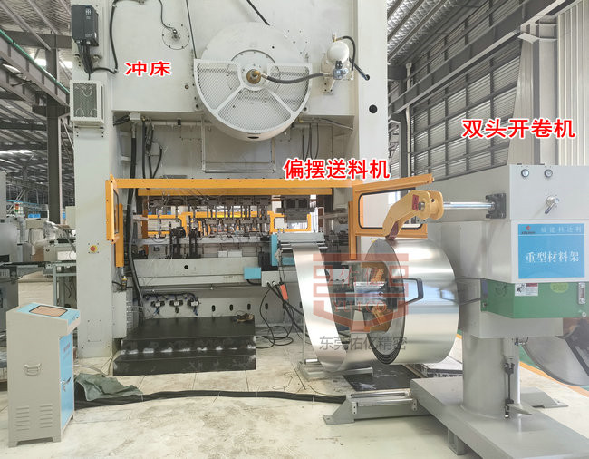 左右偏擺送料機(jī)搭配雙頭開卷機(jī)使用可以實現(xiàn)節(jié)省材料高效率生產(chǎn)
