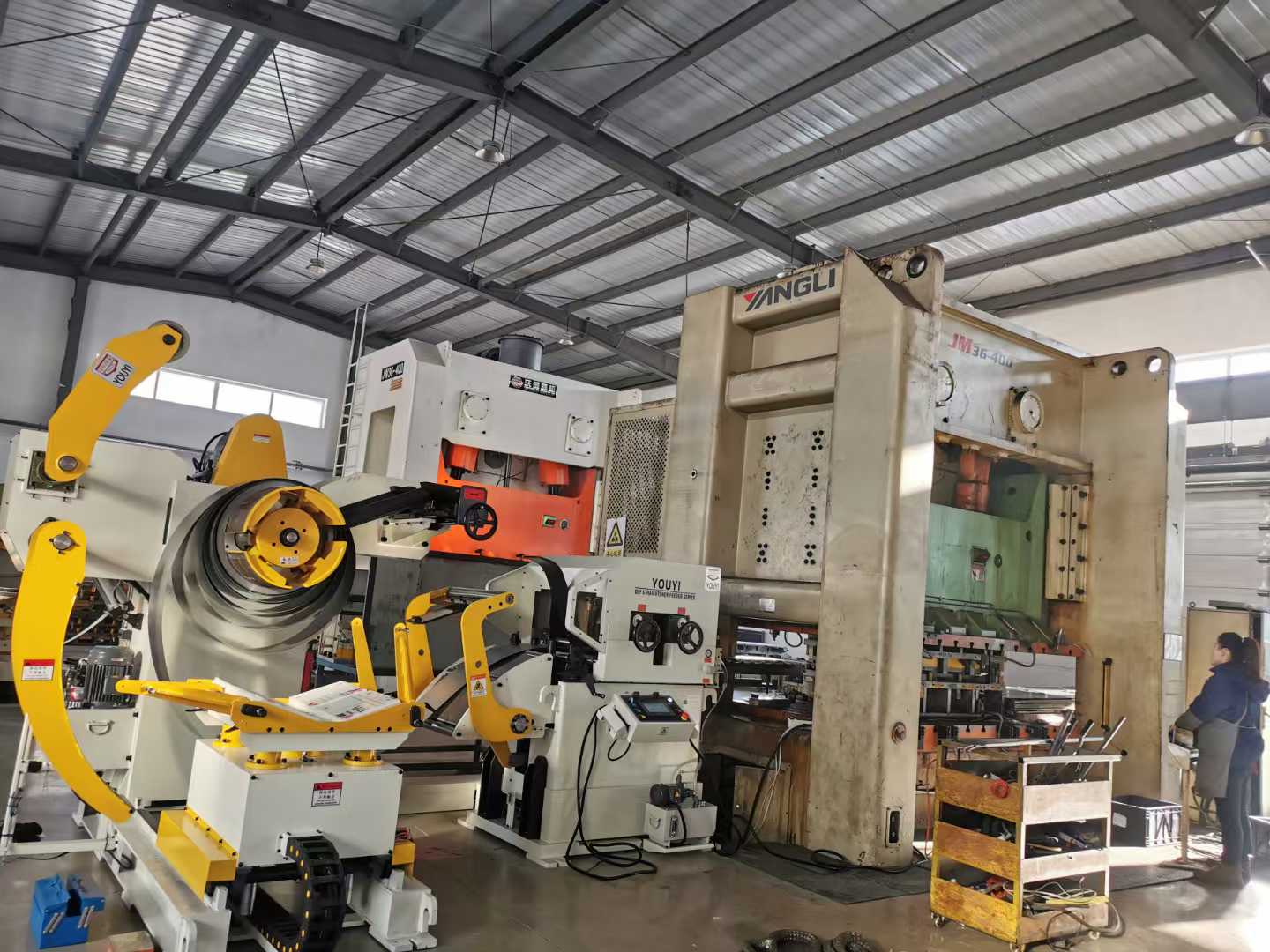 三合一沖床自動(dòng)送料機(jī)出現(xiàn)送料不準(zhǔn)情況要如何快速解決？