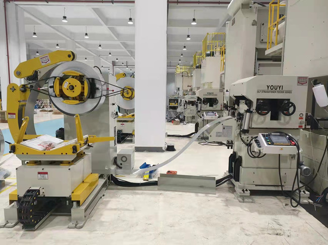 如何正確操作三合一伺服送料機(jī)？上料與進(jìn)料全流程講解